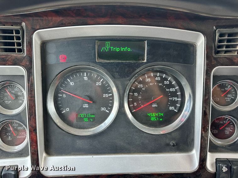 image for item DO5018 2014 Kenworth T800  semi truck