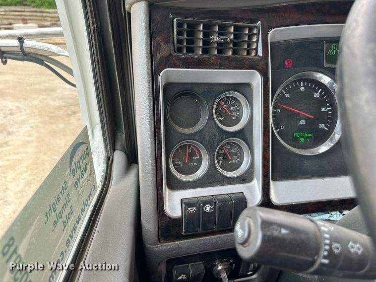 image for item DO5018 2014 Kenworth T800  semi truck