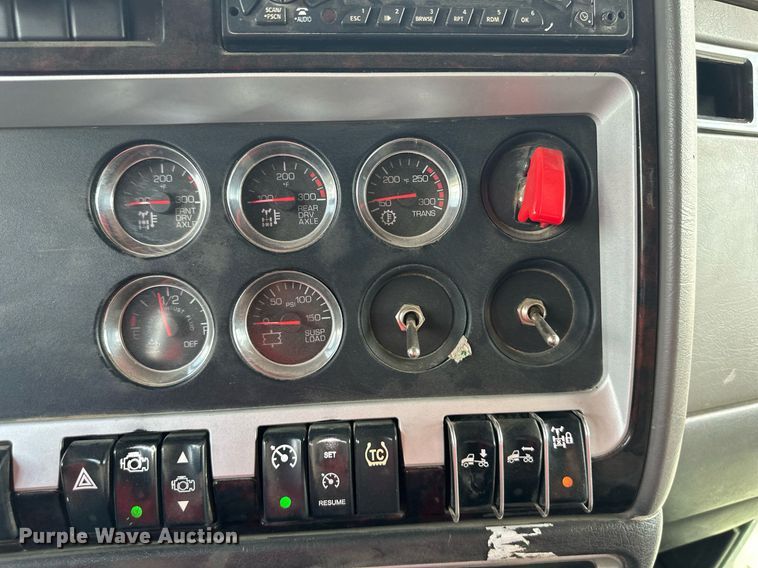 image for item DO5018 2014 Kenworth T800  semi truck