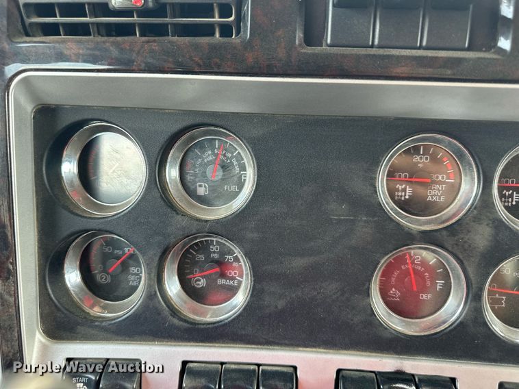 image for item DO5018 2014 Kenworth T800  semi truck