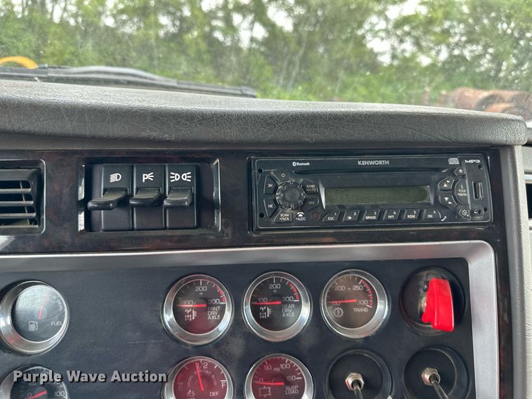 image for item DO5018 2014 Kenworth T800  semi truck