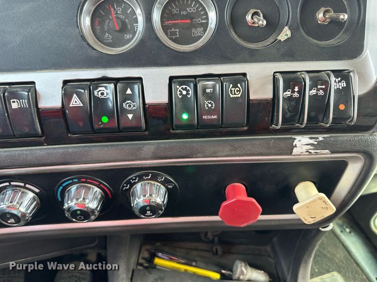 image for item DO5018 2014 Kenworth T800  semi truck