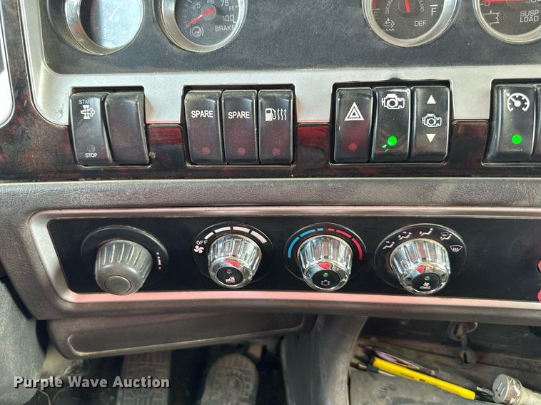 image for item DO5018 2014 Kenworth T800  semi truck