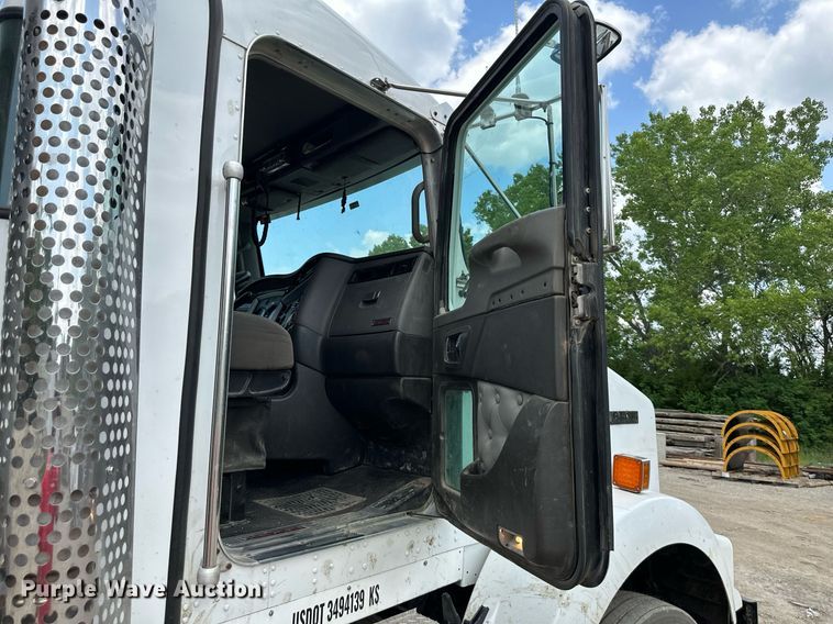 image for item DO5018 2014 Kenworth T800  semi truck