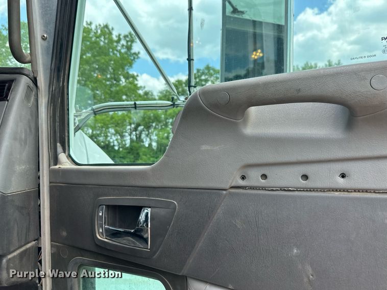 image for item DO5018 2014 Kenworth T800  semi truck