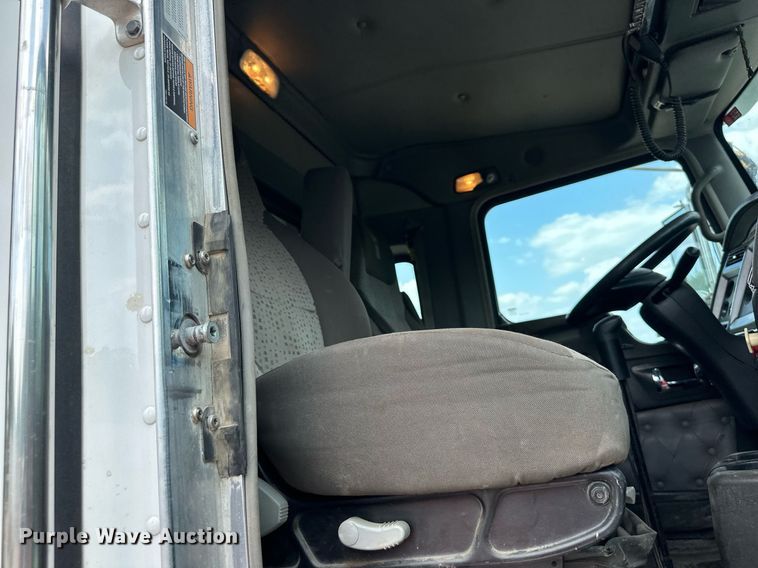 image for item DO5018 2014 Kenworth T800  semi truck