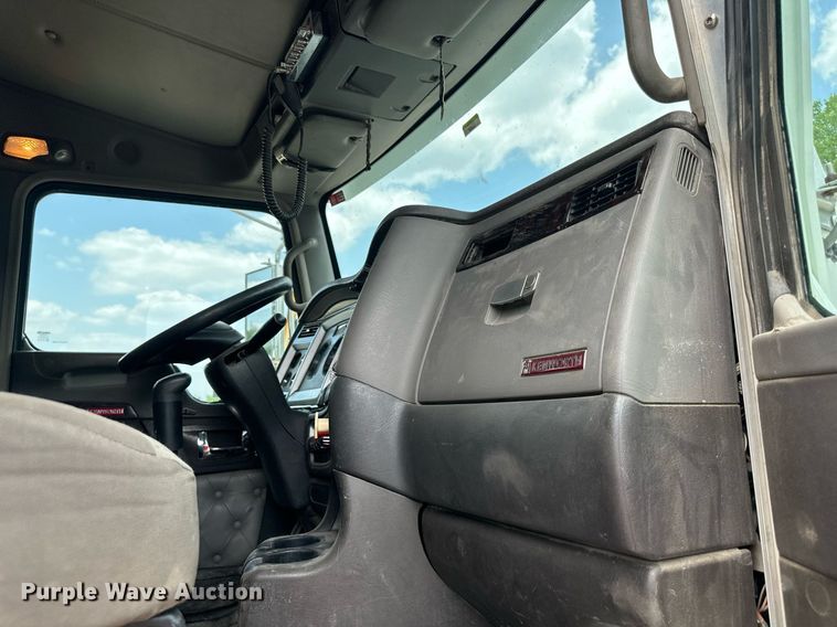 image for item DO5018 2014 Kenworth T800  semi truck