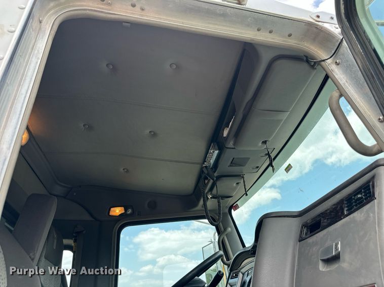 image for item DO5018 2014 Kenworth T800  semi truck