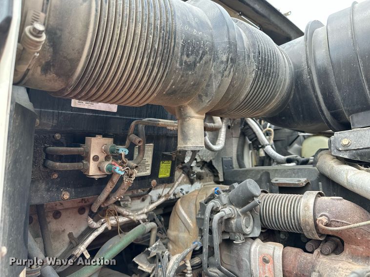 image for item DO5018 2014 Kenworth T800  semi truck