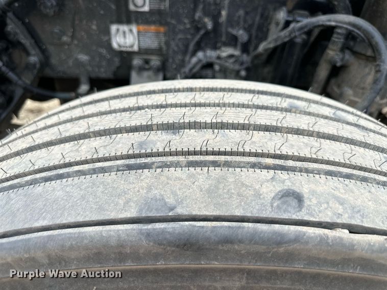 image for item DO5018 2014 Kenworth T800  semi truck