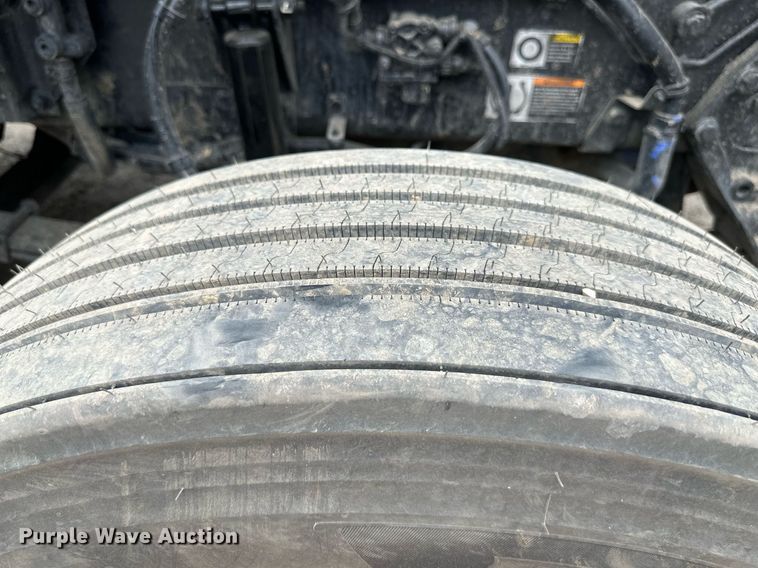 image for item DO5018 2014 Kenworth T800  semi truck