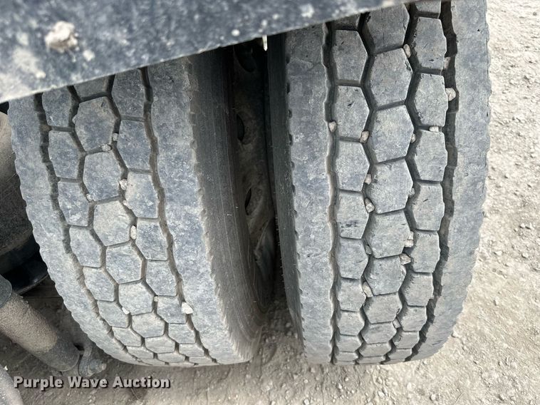 image for item DO5018 2014 Kenworth T800  semi truck