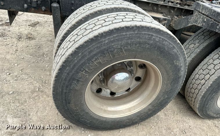 image for item DO5018 2014 Kenworth T800  semi truck