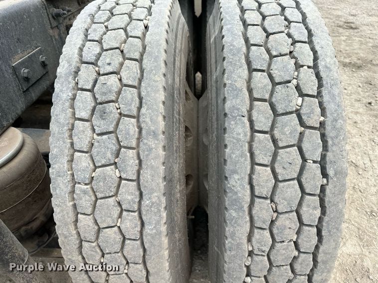 image for item DO5018 2014 Kenworth T800  semi truck