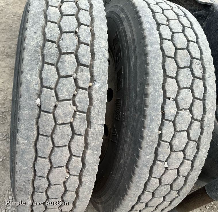 image for item DO5018 2014 Kenworth T800  semi truck