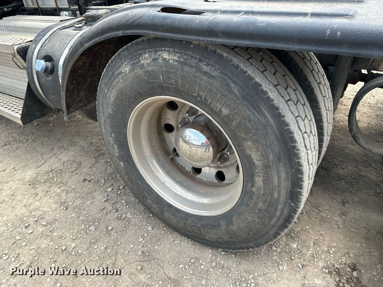 image for item DO5018 2014 Kenworth T800  semi truck