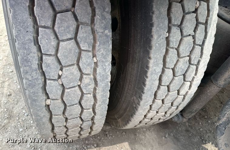 image for item DO5018 2014 Kenworth T800  semi truck