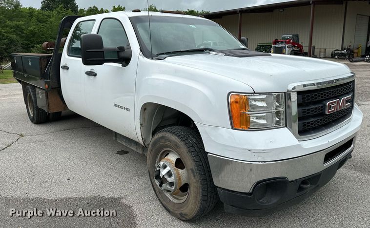 image for item DP3153 2013 GMC Sierra 3500HD  Crew Cab flatbed pickup truck