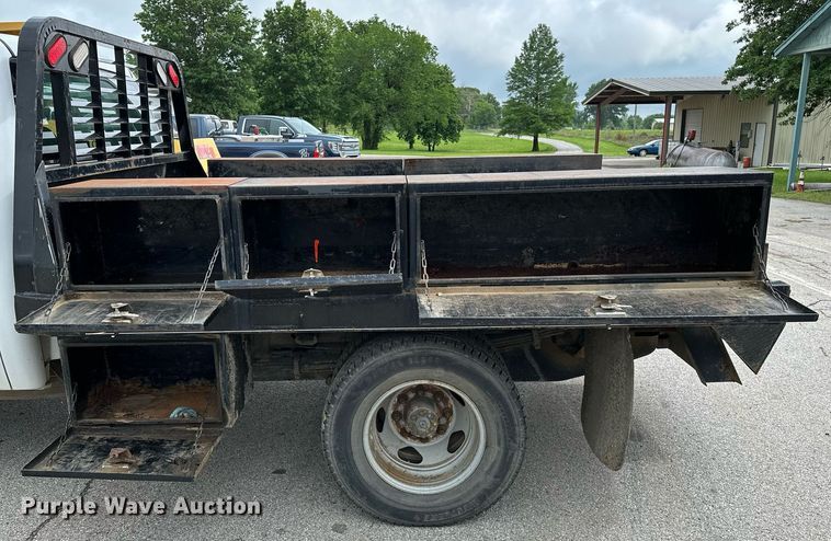 image for item DP3153 2013 GMC Sierra 3500HD  Crew Cab flatbed pickup truck