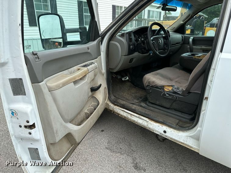 image for item DP3153 2013 GMC Sierra 3500HD  Crew Cab flatbed pickup truck