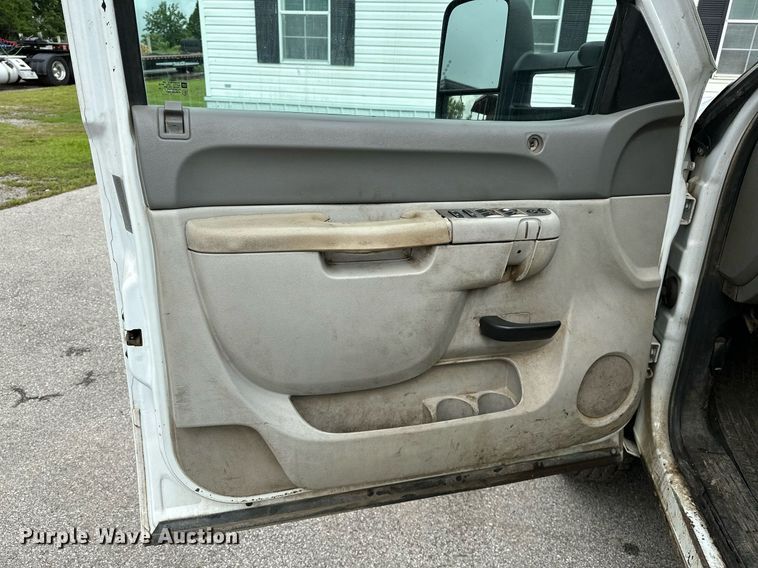 image for item DP3153 2013 GMC Sierra 3500HD  Crew Cab flatbed pickup truck