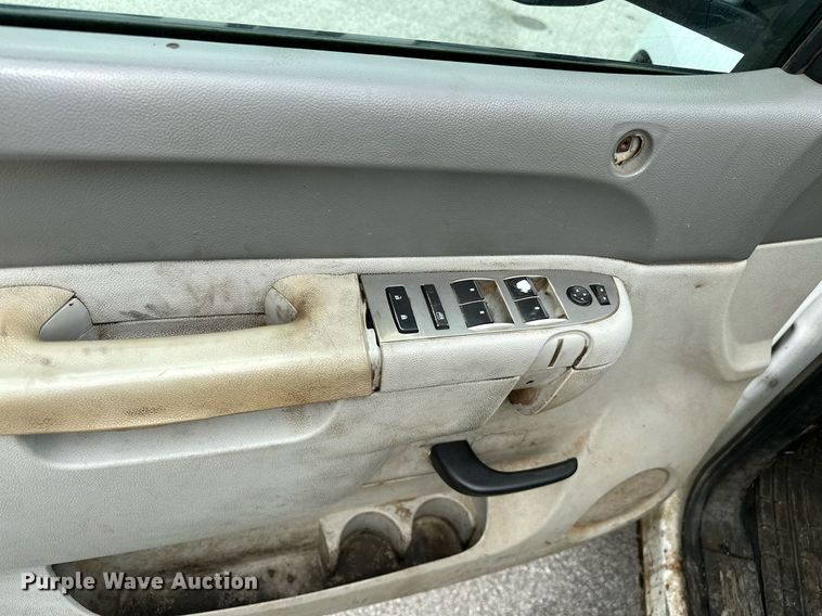 image for item DP3153 2013 GMC Sierra 3500HD  Crew Cab flatbed pickup truck