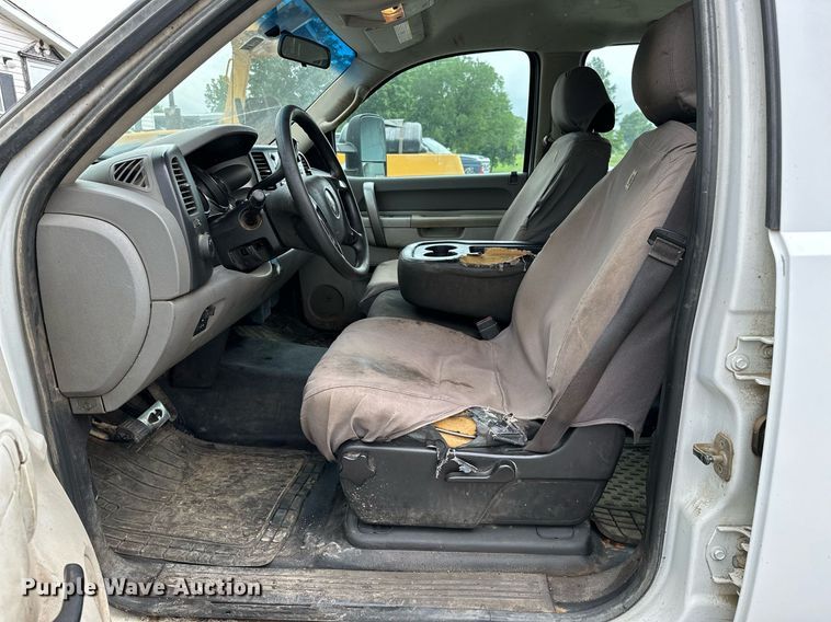 image for item DP3153 2013 GMC Sierra 3500HD  Crew Cab flatbed pickup truck