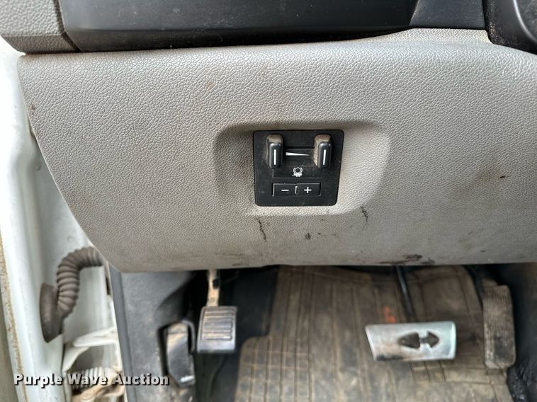 image for item DP3153 2013 GMC Sierra 3500HD  Crew Cab flatbed pickup truck