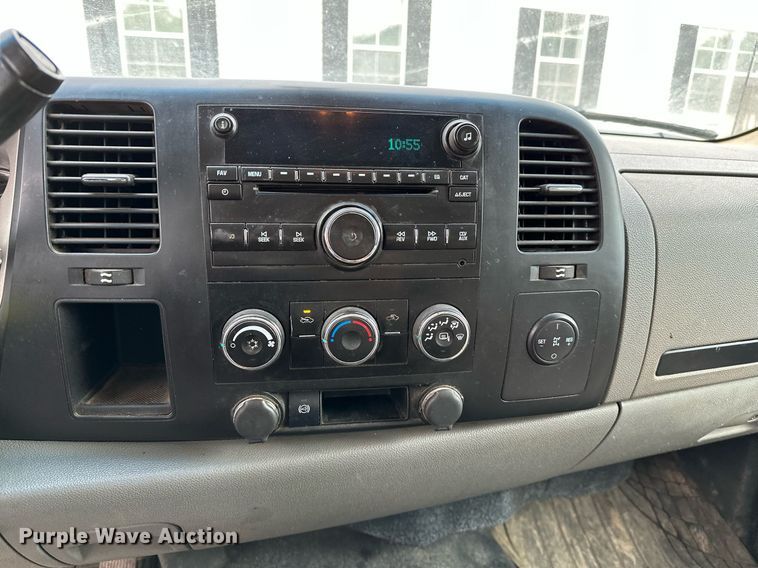 image for item DP3153 2013 GMC Sierra 3500HD  Crew Cab flatbed pickup truck