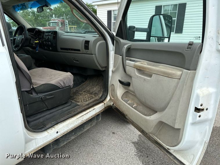 image for item DP3153 2013 GMC Sierra 3500HD  Crew Cab flatbed pickup truck