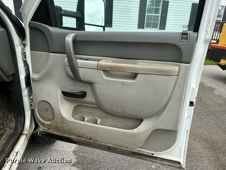 image for item DP3153 2013 GMC Sierra 3500HD  Crew Cab flatbed pickup truck