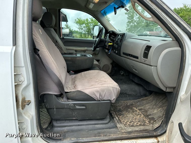 image for item DP3153 2013 GMC Sierra 3500HD  Crew Cab flatbed pickup truck