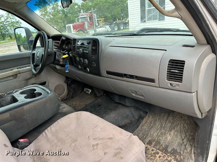 image for item DP3153 2013 GMC Sierra 3500HD  Crew Cab flatbed pickup truck