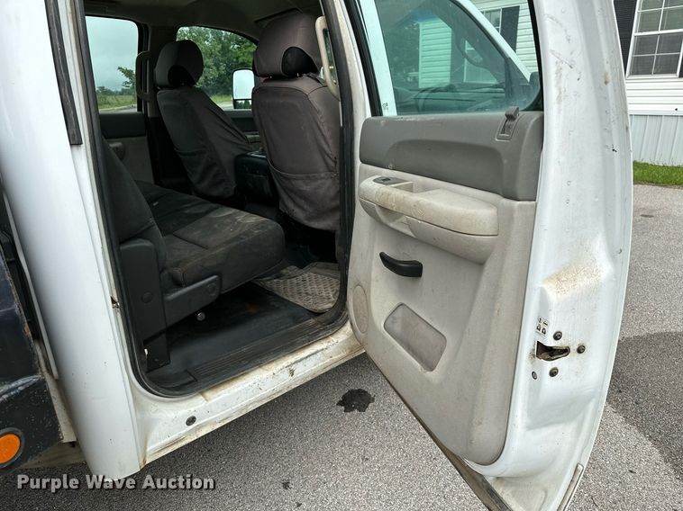 image for item DP3153 2013 GMC Sierra 3500HD  Crew Cab flatbed pickup truck