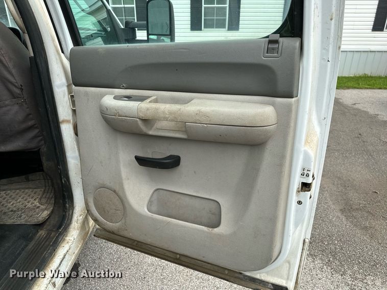 image for item DP3153 2013 GMC Sierra 3500HD  Crew Cab flatbed pickup truck