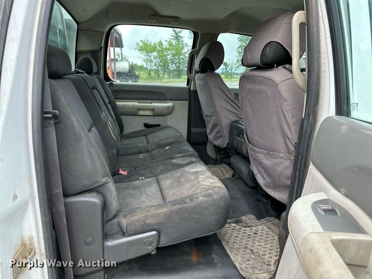 image for item DP3153 2013 GMC Sierra 3500HD  Crew Cab flatbed pickup truck