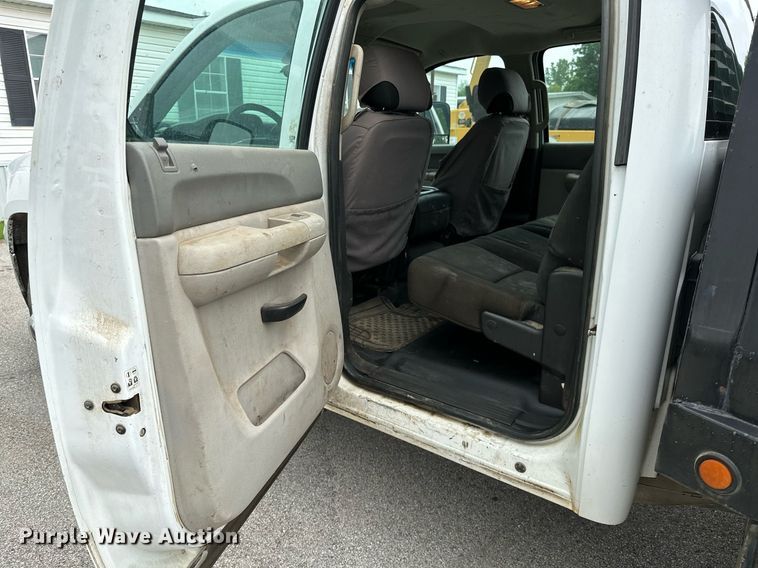 image for item DP3153 2013 GMC Sierra 3500HD  Crew Cab flatbed pickup truck