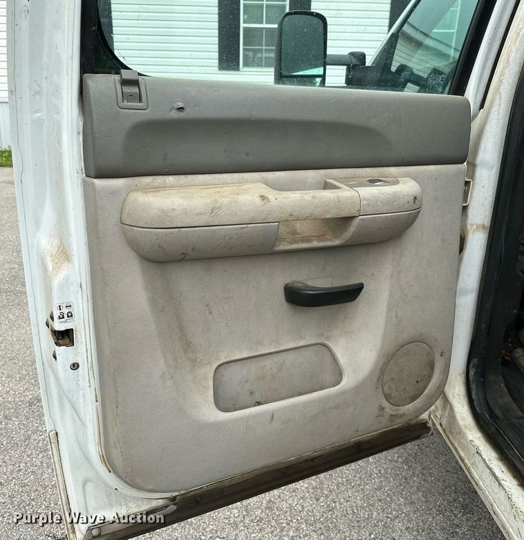 image for item DP3153 2013 GMC Sierra 3500HD  Crew Cab flatbed pickup truck