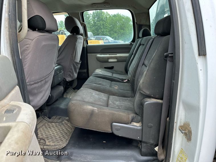 image for item DP3153 2013 GMC Sierra 3500HD  Crew Cab flatbed pickup truck