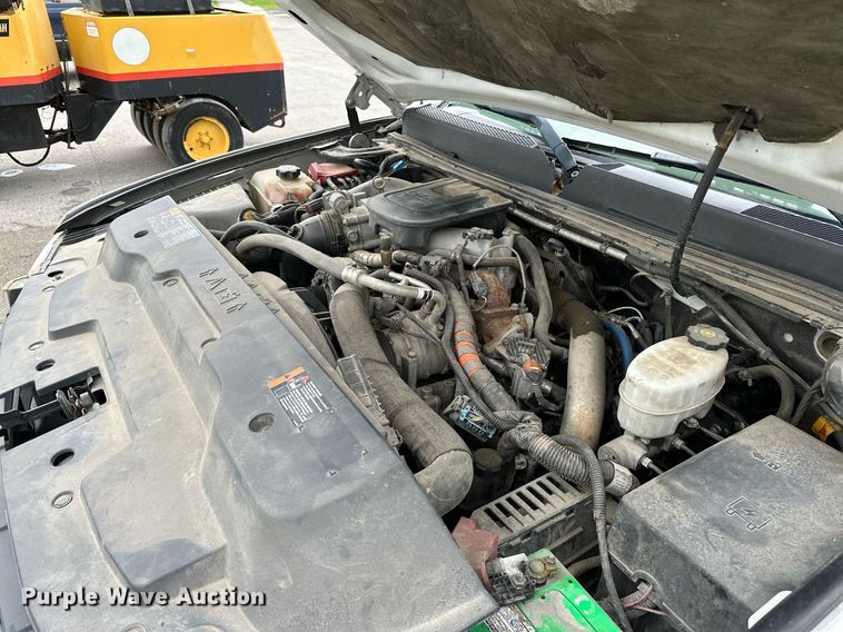 image for item DP3153 2013 GMC Sierra 3500HD  Crew Cab flatbed pickup truck