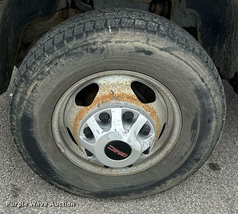 image for item DP3153 2013 GMC Sierra 3500HD  Crew Cab flatbed pickup truck