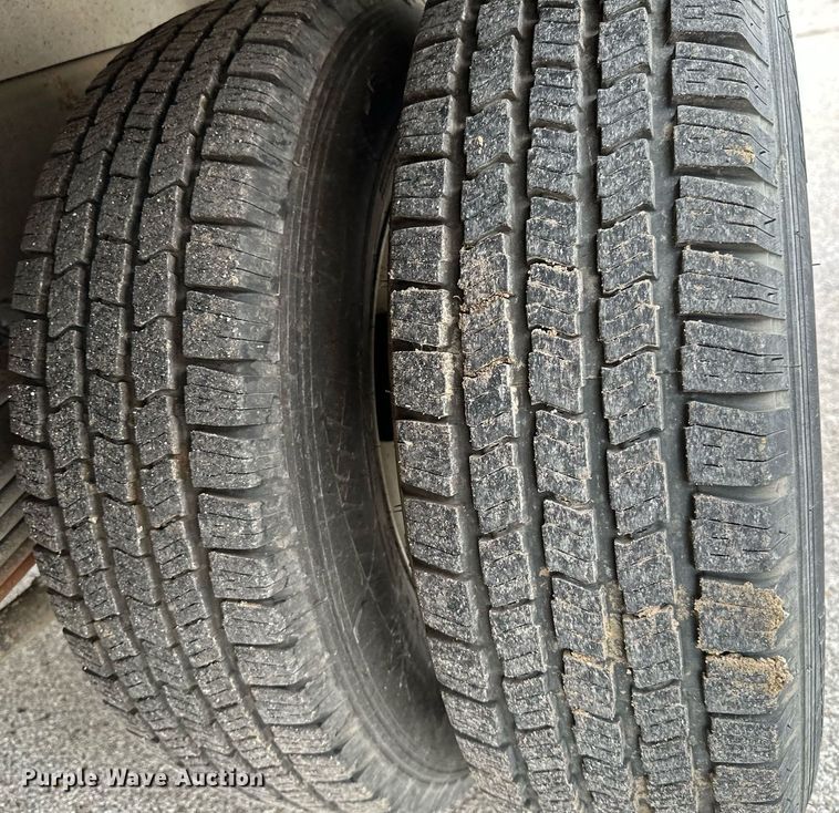 image for item DP3153 2013 GMC Sierra 3500HD  Crew Cab flatbed pickup truck