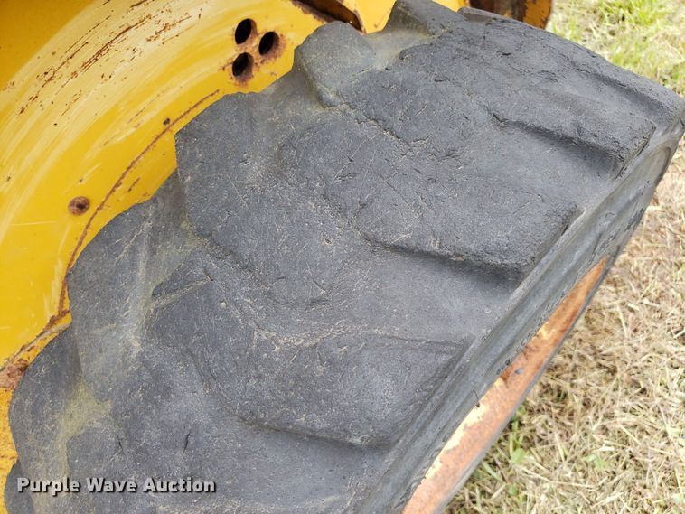 image for item DP7904 2004 John Deere 240 Series II  skid steer loader