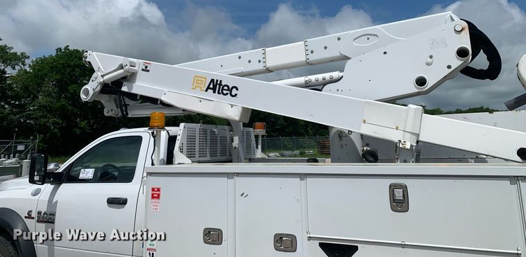 image for item DP8648 2017 Dodge Ram 5500HD  bucket truck