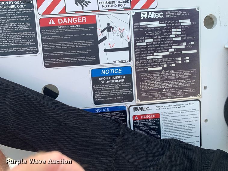 image for item DP8648 2017 Dodge Ram 5500HD  bucket truck