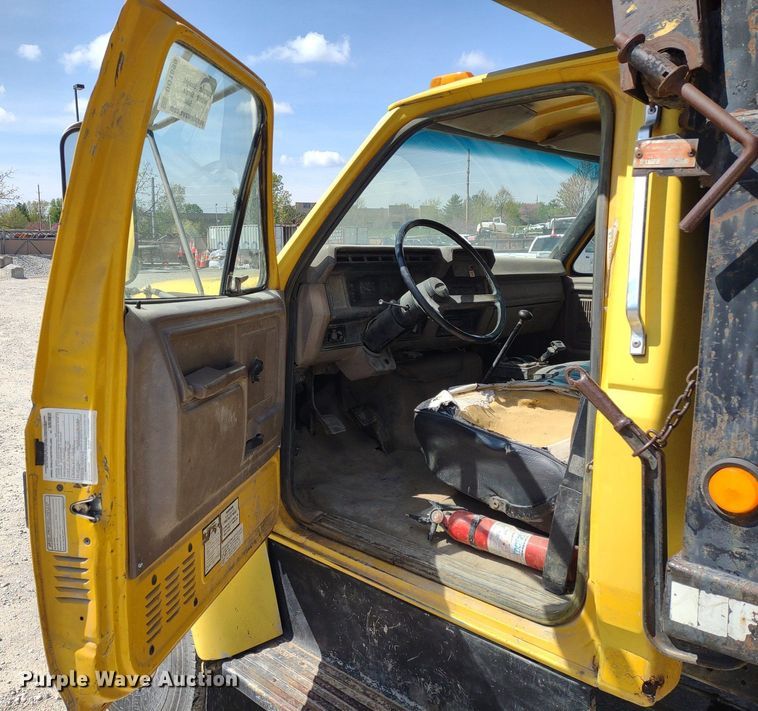 image for item DQ1699 1995 Ford F800  dump truck