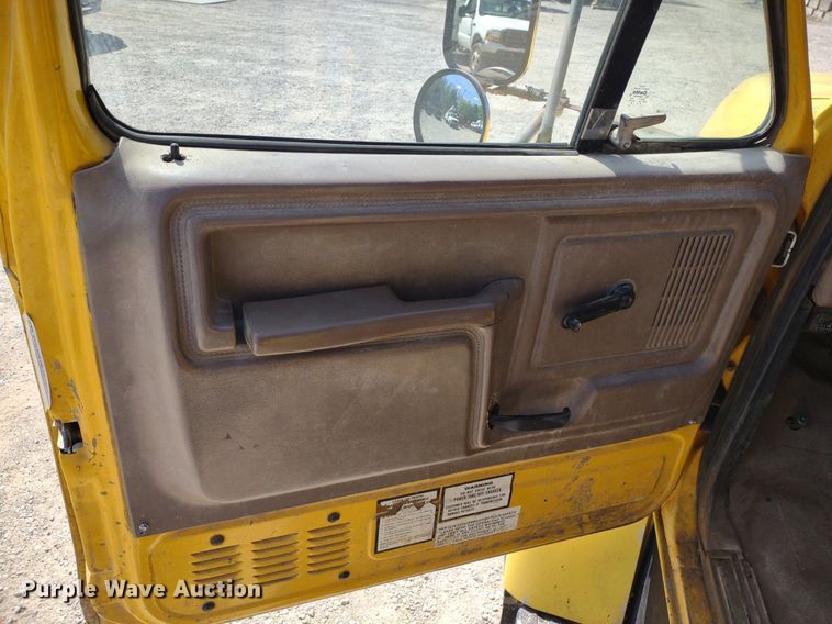 image for item DQ1699 1995 Ford F800  dump truck