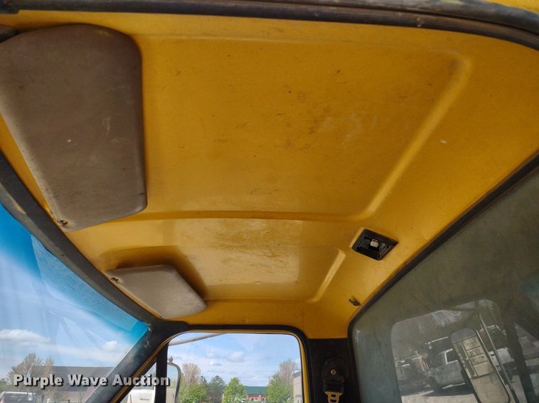 image for item DQ1699 1995 Ford F800  dump truck