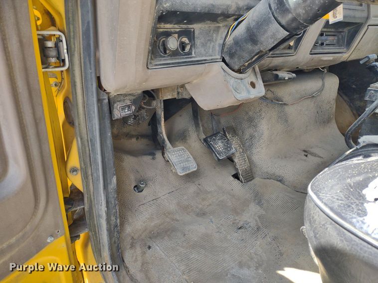 image for item DQ1699 1995 Ford F800  dump truck