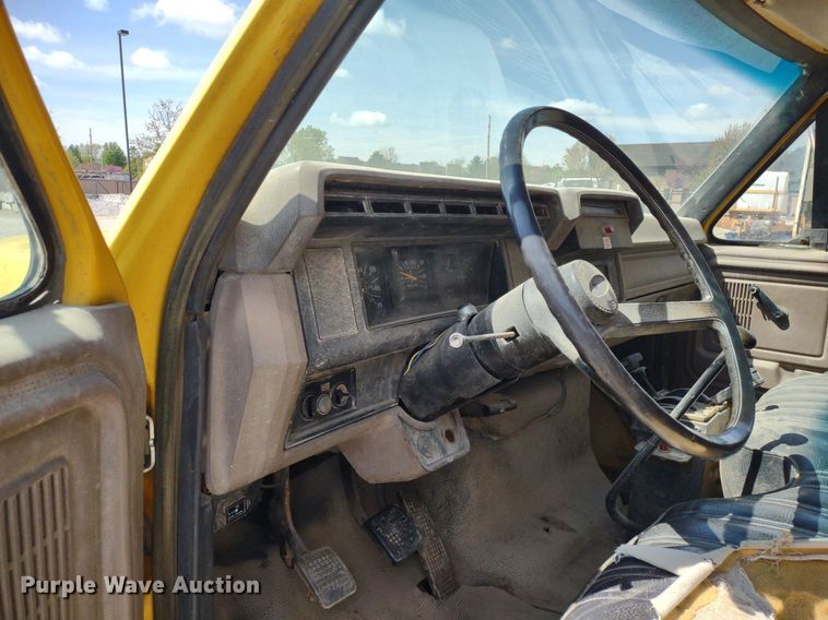 image for item DQ1699 1995 Ford F800  dump truck